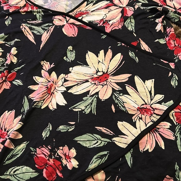 Floral Women's Top - Picture 4 of 7